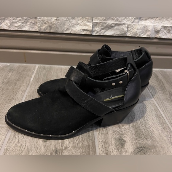 Urge booties Black suede with strap size 38/ 7.5 -8 - Picture 7 of 11
